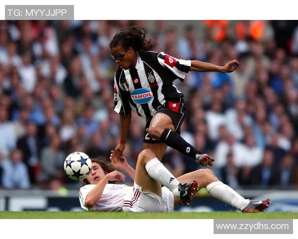 足球明星的女儿萌态百出可爱瞬间引发网友热议与喜爱